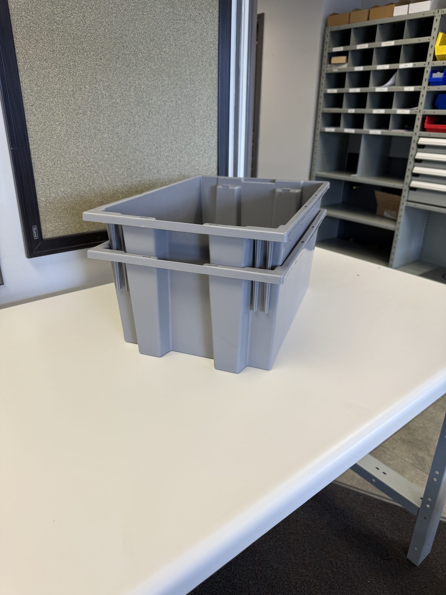 Clearance stack and nest tote