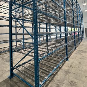 Wire Decking vs Solid Shelving
